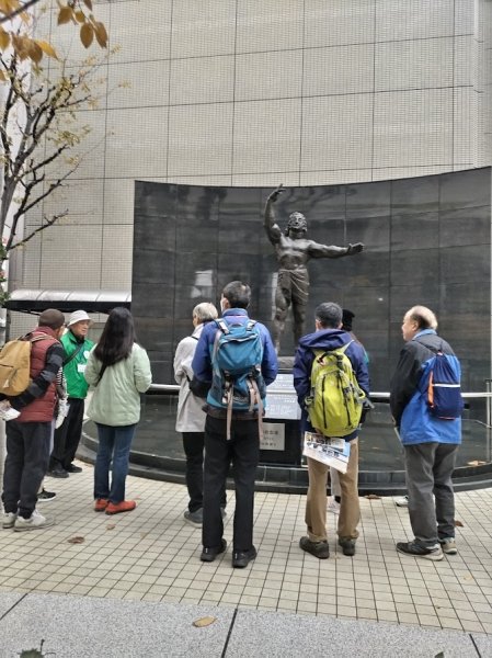 写真は板橋区役所玄関前の平和祈念像