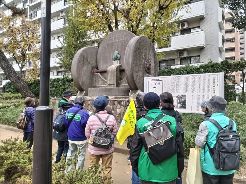写真は加賀西公園の圧磨機圧輪記念碑